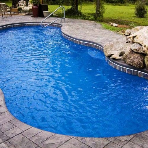 emerald-outdoor-living-lifestyle-viking-pools-free-form-500x500